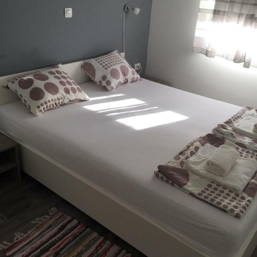 Apartmani Verica Karlobag Exterior foto
